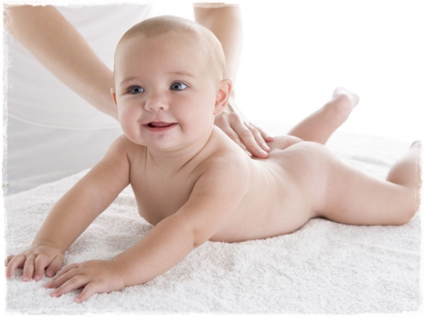Як правильно викладати немовля на живіт для профілактики кольок