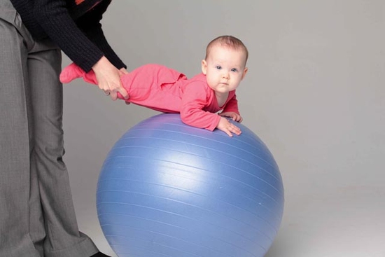 Заняття на фітболі як профілактика кольок у немовлят