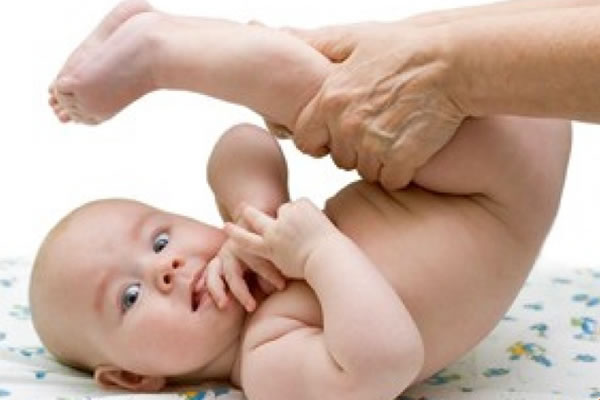 Масаж для новонароджених. 12 методів, як протидіяти колькам.